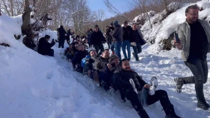 Ordu’da kar yağışı eğlenceye dönüştü: 150 kişi aynı anda kaymaya çalıştı