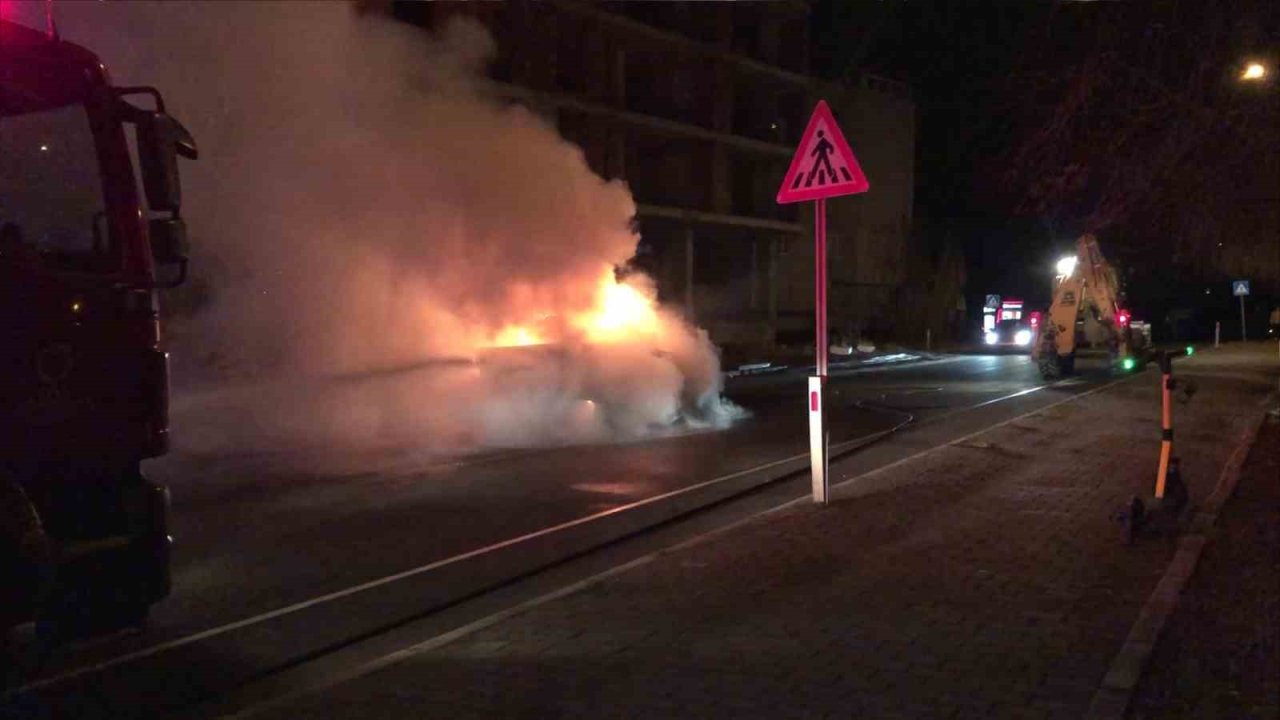 Ordu’da seyir halindeki kamyonet çıkan yangında küle döndü