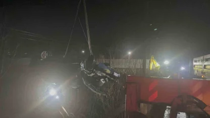 Otomobil çaya uçtu: Baba ve oğlu öldü