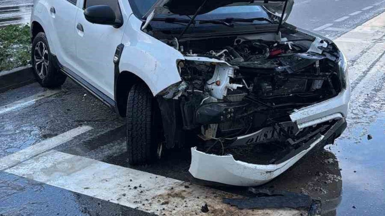 Otomobil yoldan çıkarak tabelaya çarptı: 8 kişi kazayı yara almadan atlattı