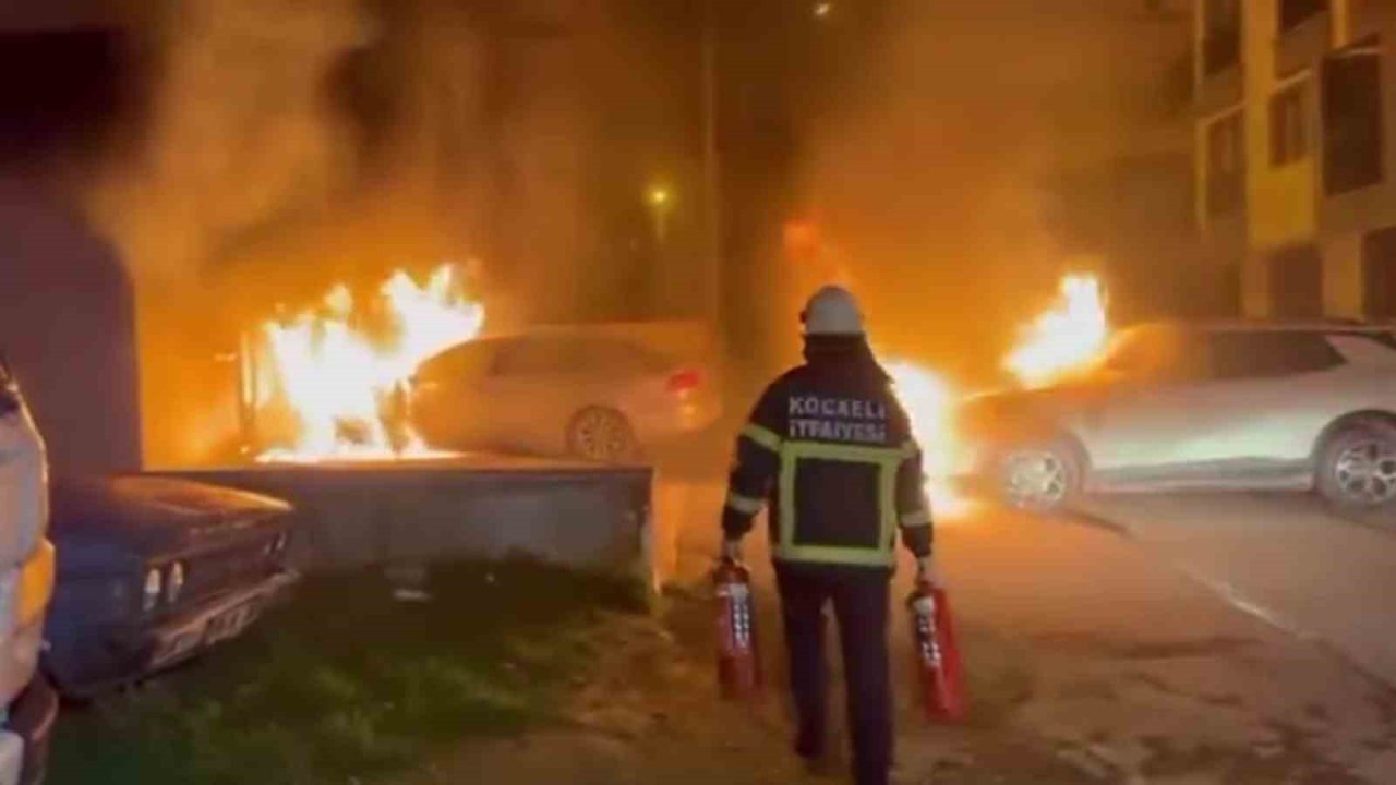 Park halindeki araç alev alev yandı: 2 otomobil zarar gördü