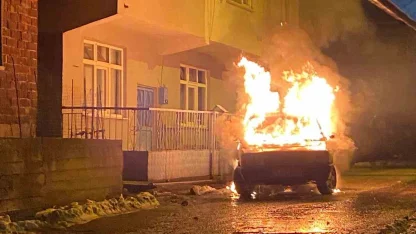 Park halindeki otomobil alevlere teslim oldu