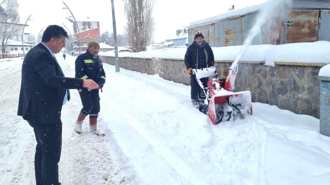 Pasinler’de karla mücadele sürüyor