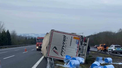 Refüje çarparak yan yatan tırın sürücüsü yaralandı