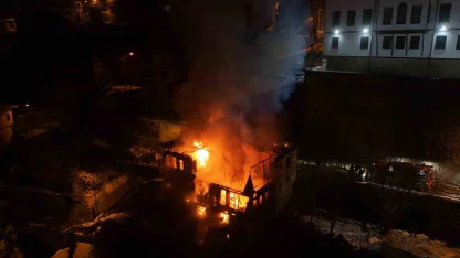 Safranbolu’da 200 yılık tarihi konak alevlere teslim oldu