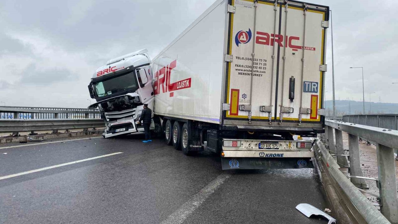 Sağanak beraberinde kazayı getirdi: Kuzey Marmara Otoyolu’nda tır makasladı