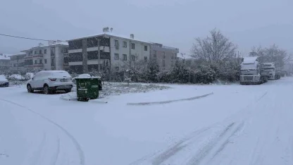 Sakarya yeni yıla karla uyandı: Şehir merkezinde lapa lapa yağıyor