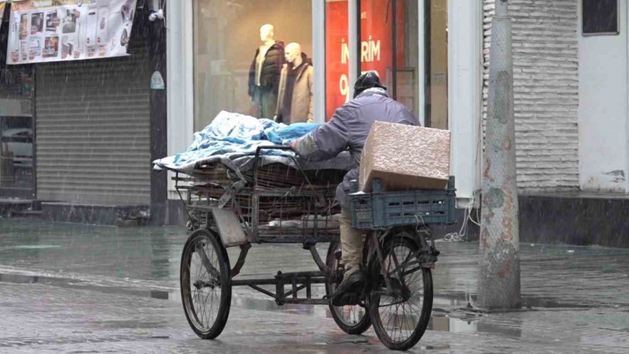 Sakarya’da lapa lapa kar yağışı etkili oldu