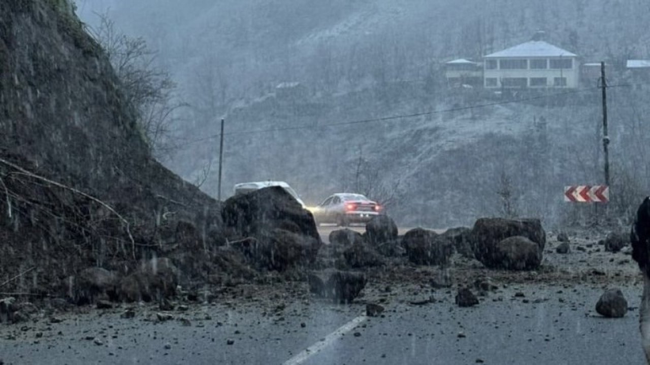 Şalpazarı-Beşikdüzü karayolunda heyelan