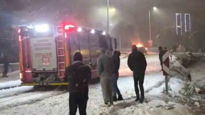 Samsun’da karlı yokuşta cip alev aldı