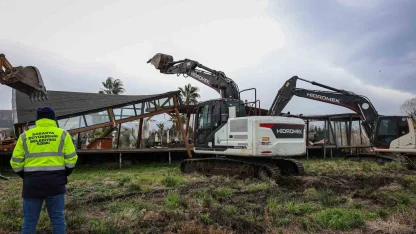 Sapanca Gölü kıyısında kaçak iskele ve yapı yıkımları devam ediyor: 89 yapı kaldırıldı