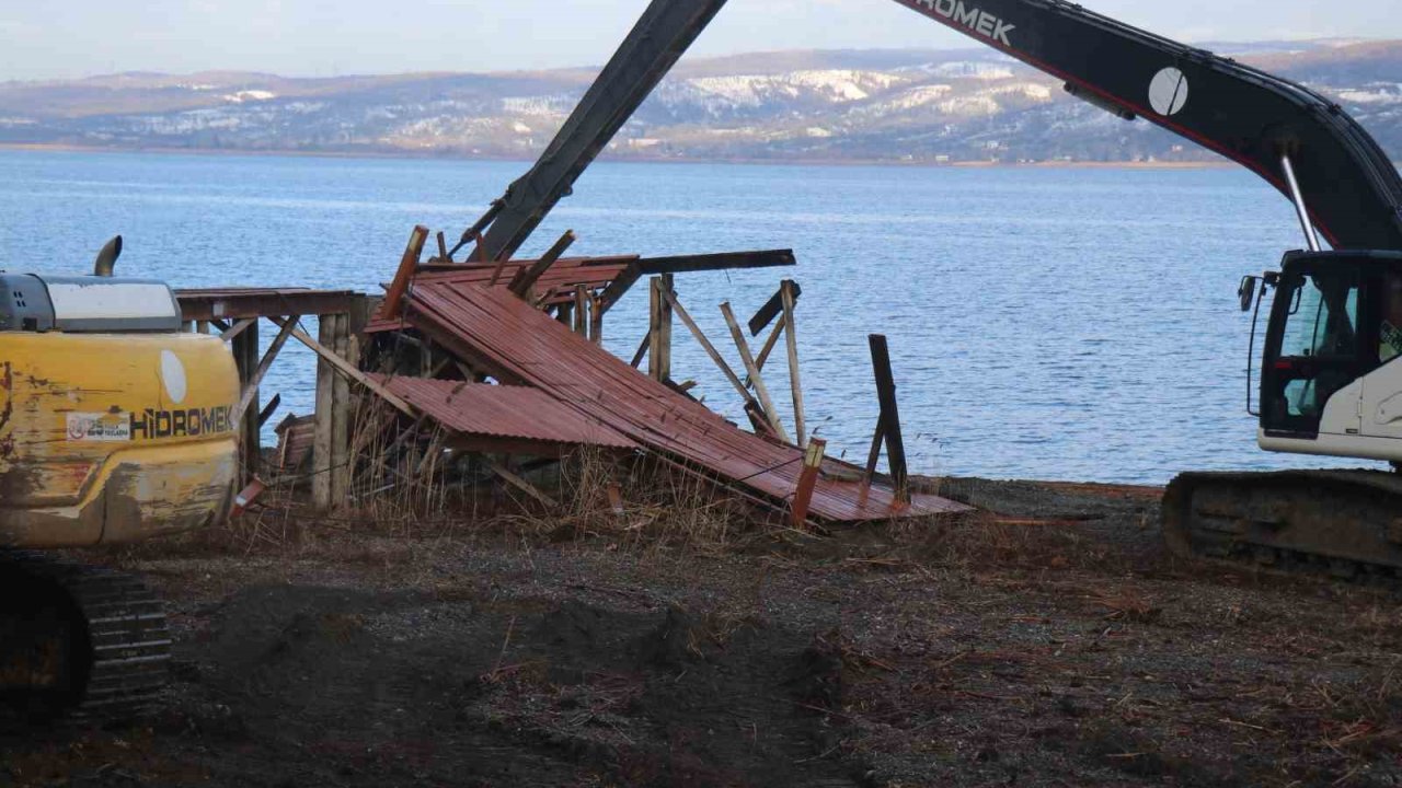 Sapanca gölü kıyısında kaçak yapıların yıkımına başlandı