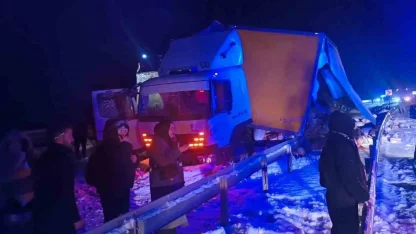 Sarıkamış’ta otobüs kamyona çarpı: 9 yaralı