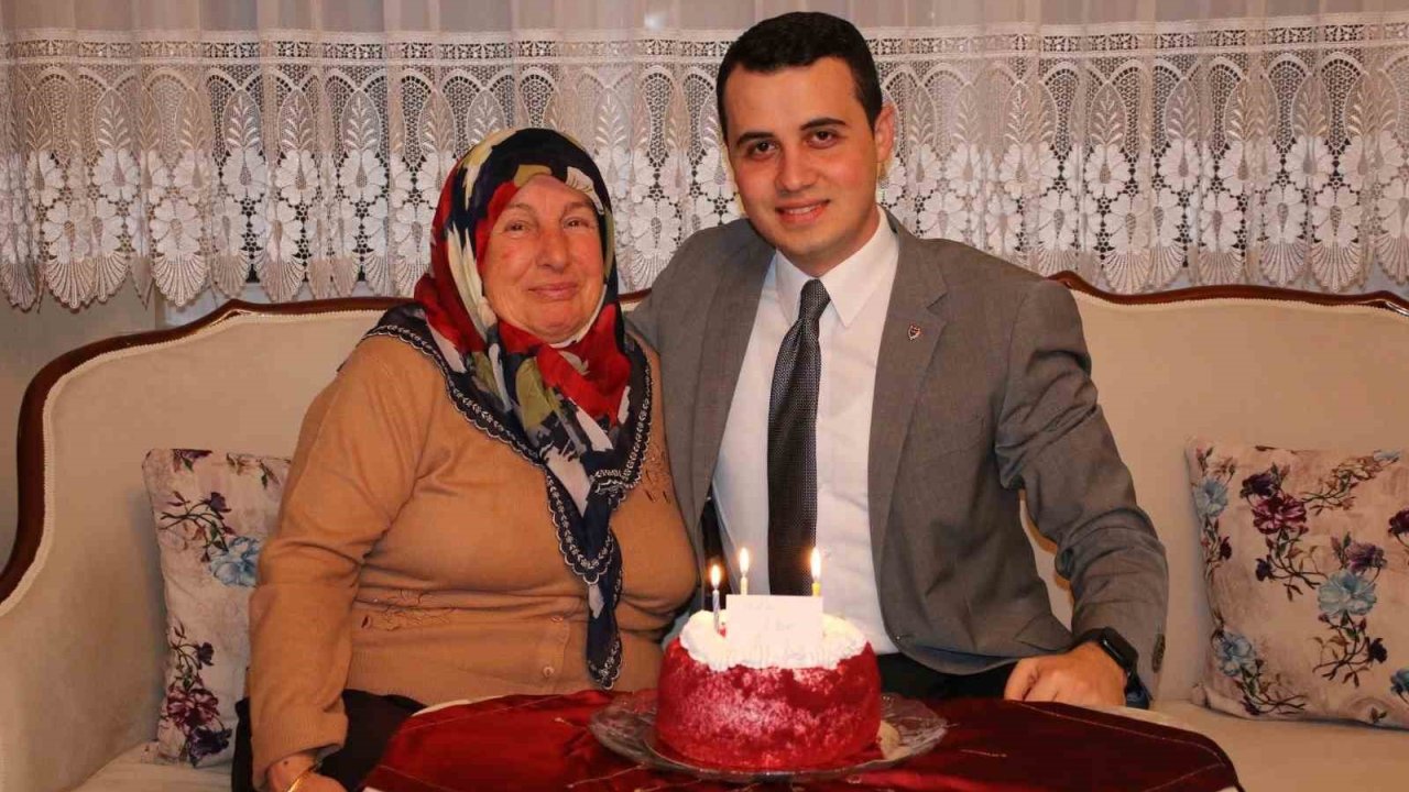 Şehit annesinin 70. doğum gününü kutladı