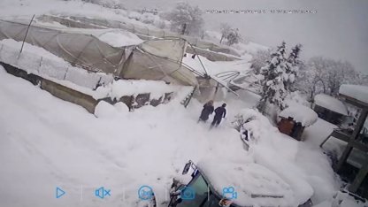 Seraların çökme anı kamerada: Kar altında kaldı, komşularının yardımıyla kurtarıldı