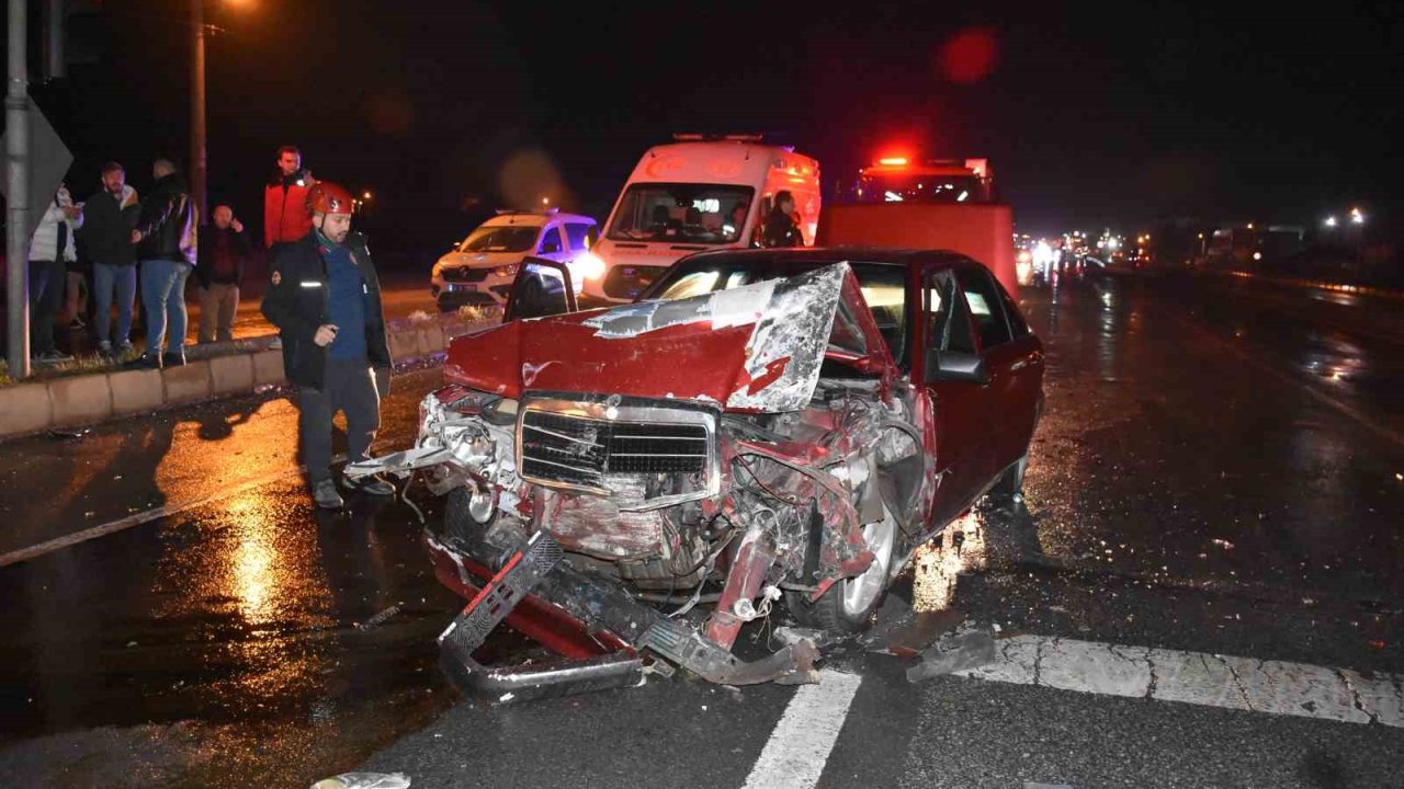 Servis minibüsüyle çarpışan otomobil sürücüsü kaçtı: 2 yaralı