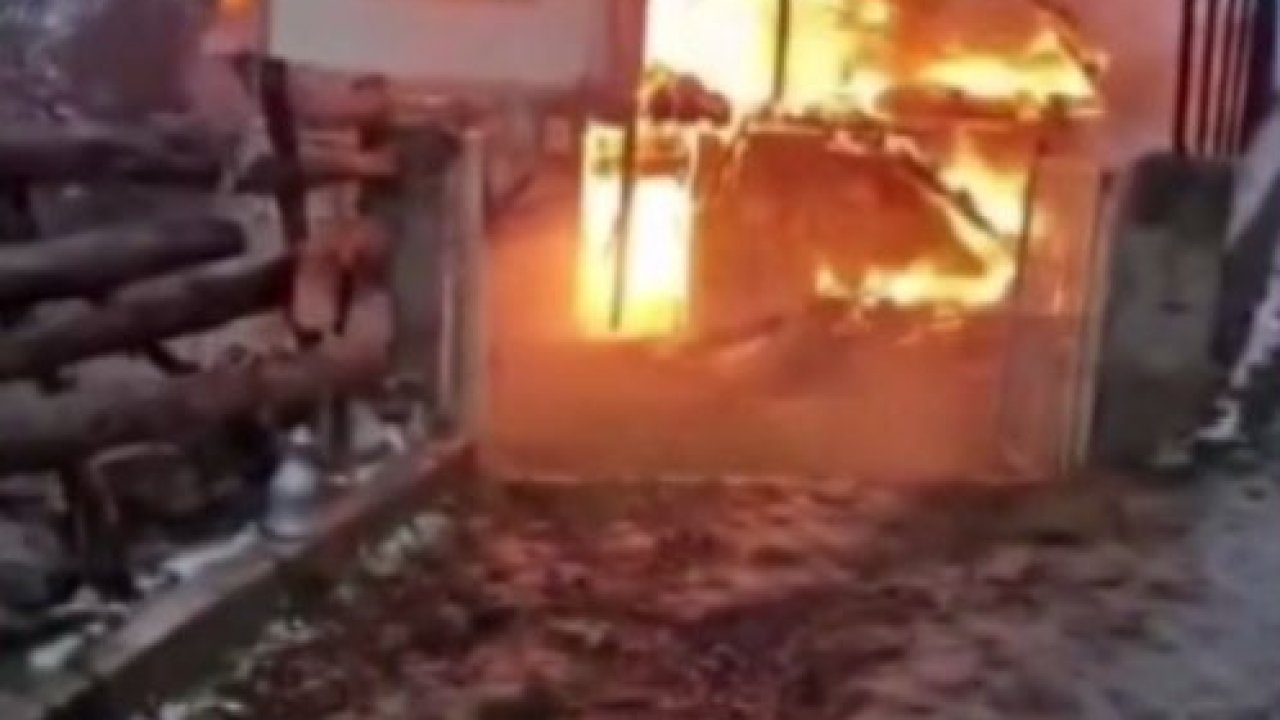 Sinop’ta iki katlı köy evi yanarak kül oldu