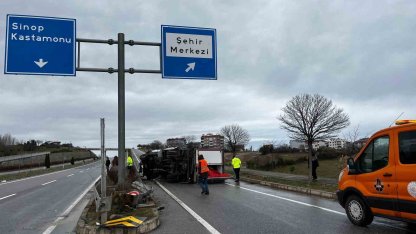 Sinop’ta kamyonet devrildi