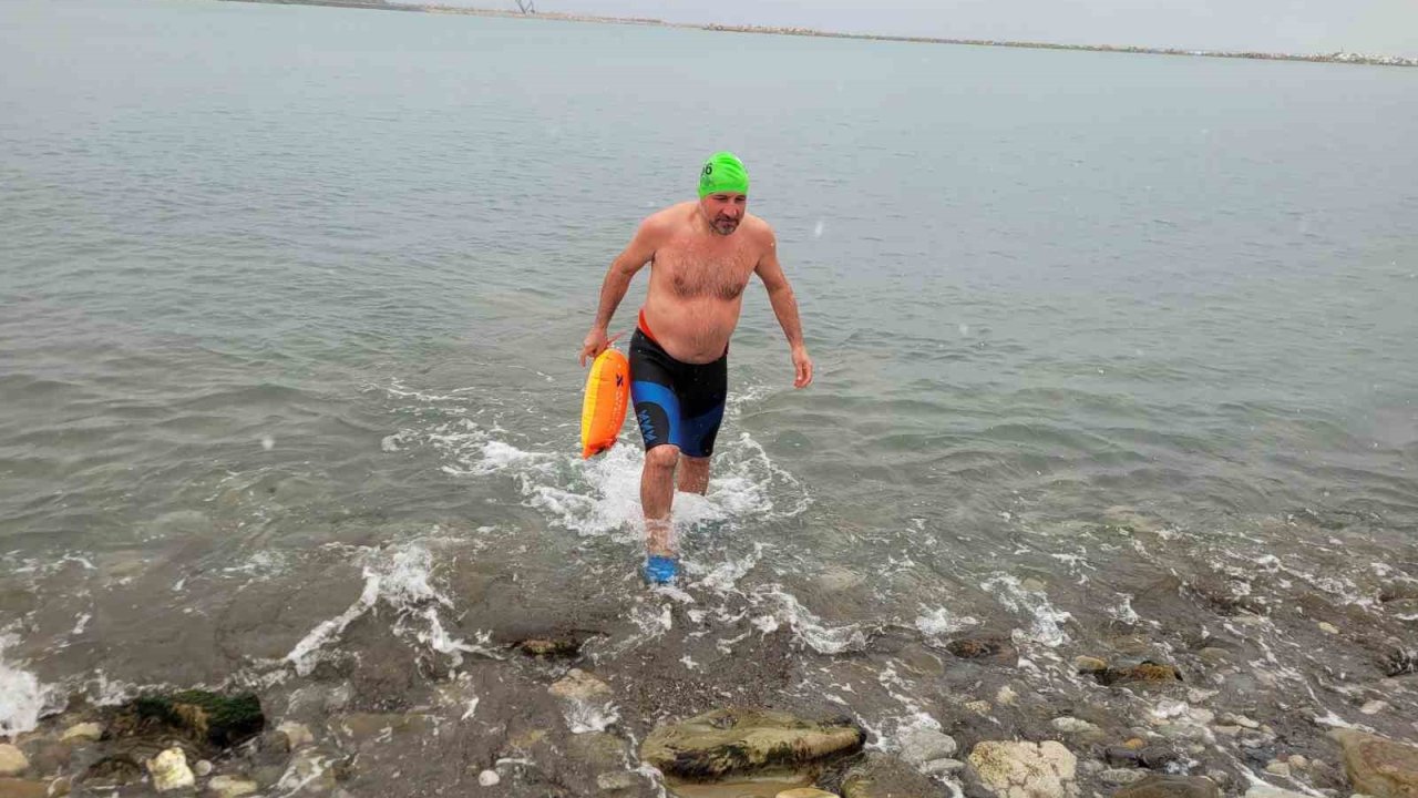 Soğuğa aldırış etmedi, kar altında denizde yüzdü