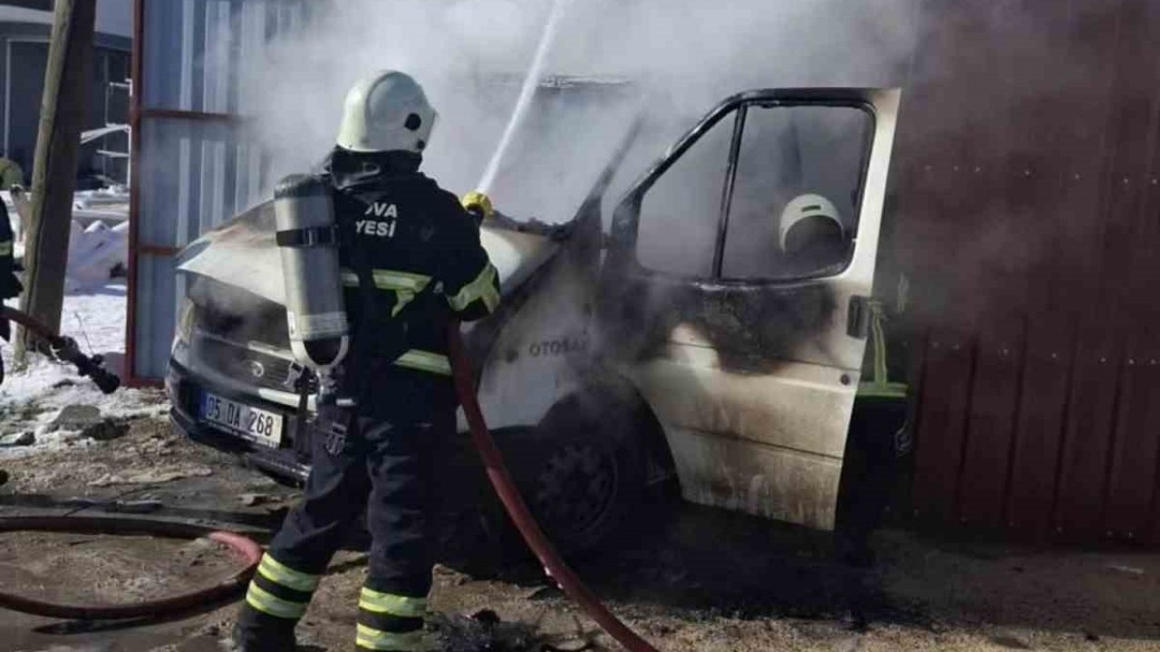 Suluova’da park halindeki kamyonet yandı