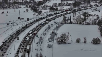 TEM Otoyolu’nun Bolu geçişinde trafik felç: Ankara ve İstanbul yönünde trafik durdu