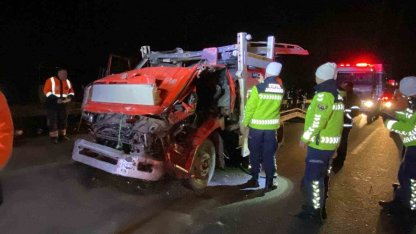 TEM’de vinç destekli kurtarma: Taşıdığı araçla çarptığı tır arasında sıkıştı