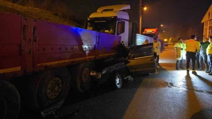 Tofaş Tır’a ok gibi saplandı: 1’i ağır 2 yaralı