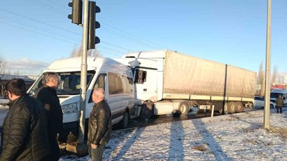 Tokat’ta buzlanma zincirleme kazaya oldu, 5 araç birbirine girdi