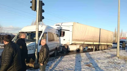 Tokat’ta buzlanma zincirleme kazaya oldu, 5 araç birbirine girdi