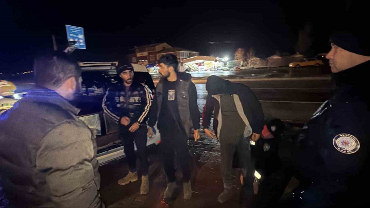 Tokat’ta durdurulan otomobilde 3 kaçak göçmen yakalandı