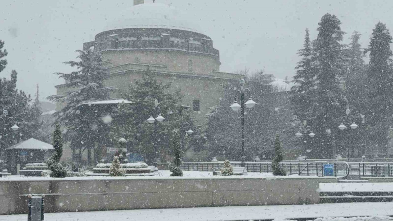 Tokat’ta yeni yılın ilk karı etkili oldu