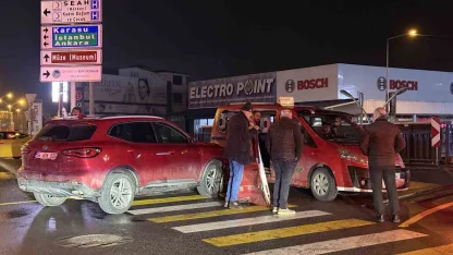 Toplu taşıma aracı ile SUV tarzı araç çarpıştı: 5 yaralı