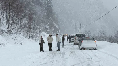 Trabzon-Bayburt karayolu Tilkibeli mevkiinde çığ