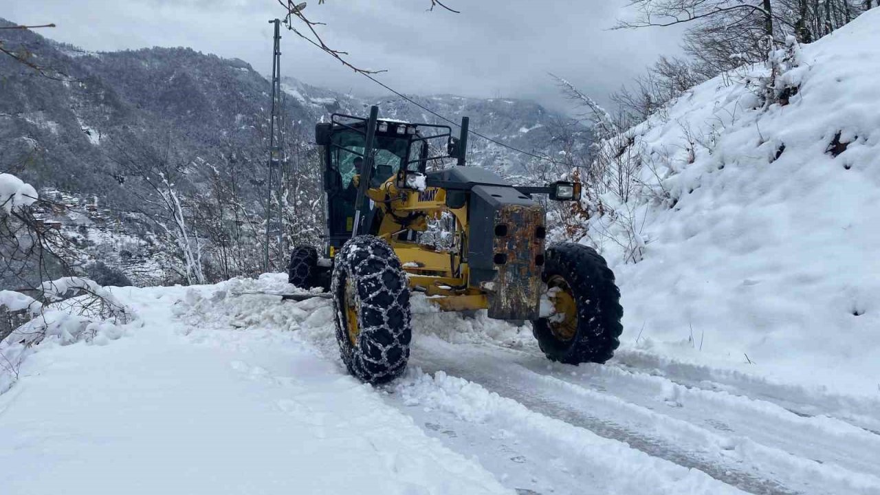 Trabzon’da kar yağışı nedeniyle kapanan mahalle yolları ulaşıma açılıyor