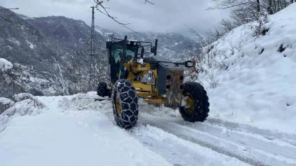 Trabzon’da kar yağışı nedeniyle kapanan mahalle yolları ulaşıma açılıyor