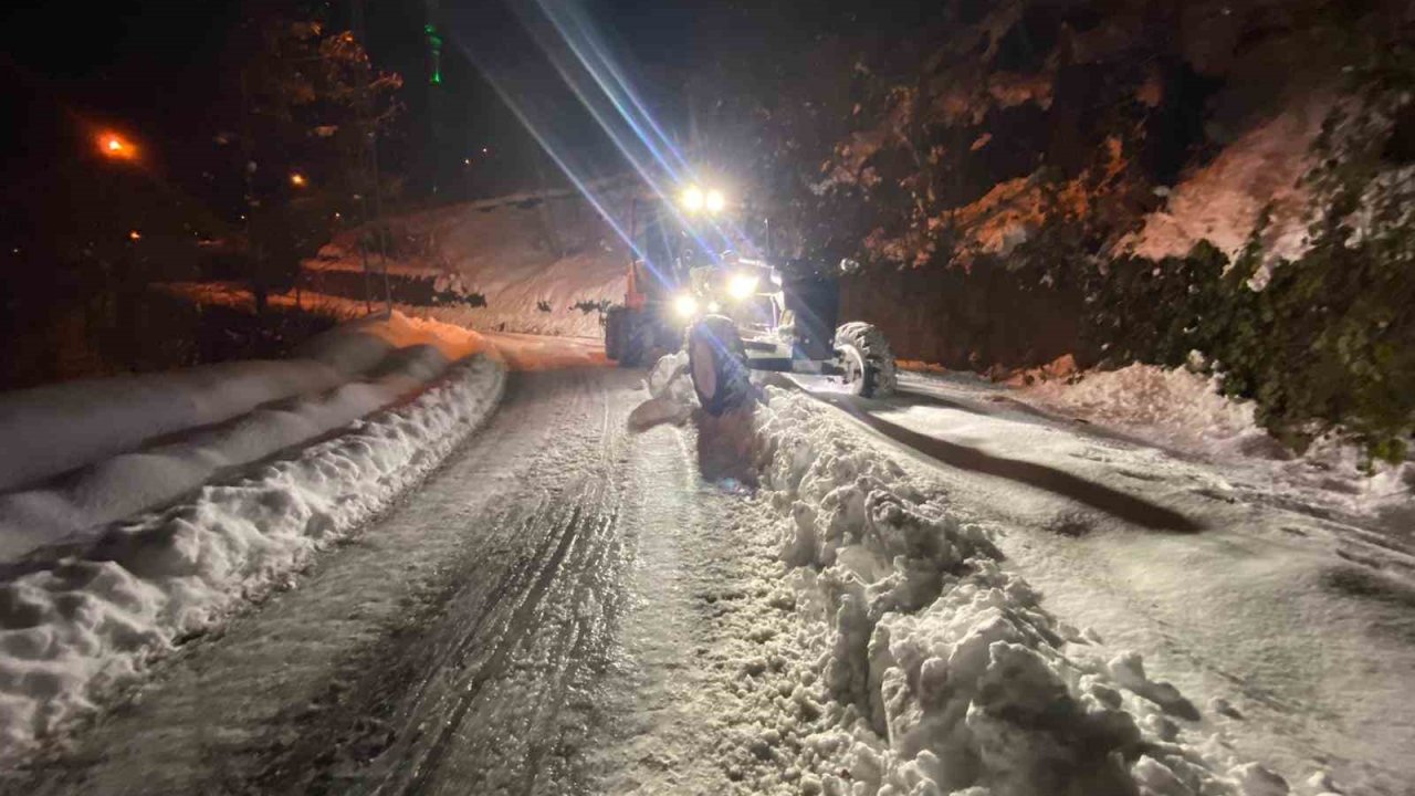 Trabzon’da karla mücadele sürüyor