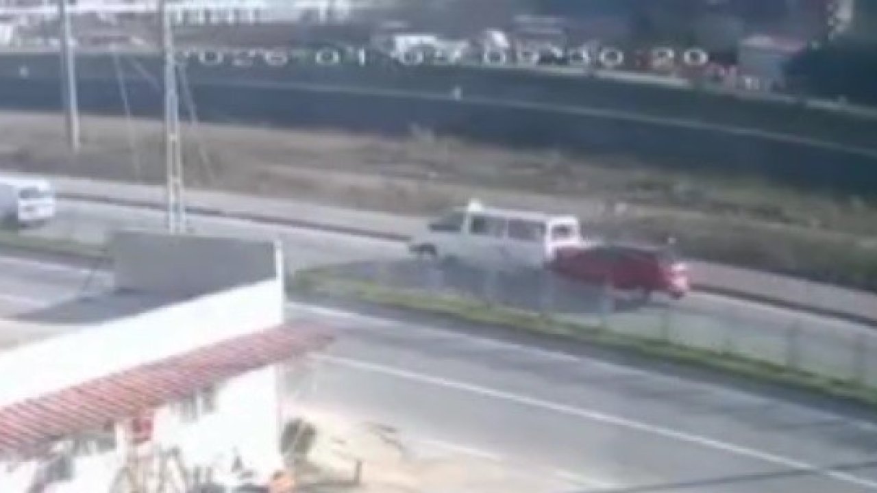 Trabzon’da yolcu indiren dolmuşa arkadan gelen otomobil çarptı: 3 yaralı