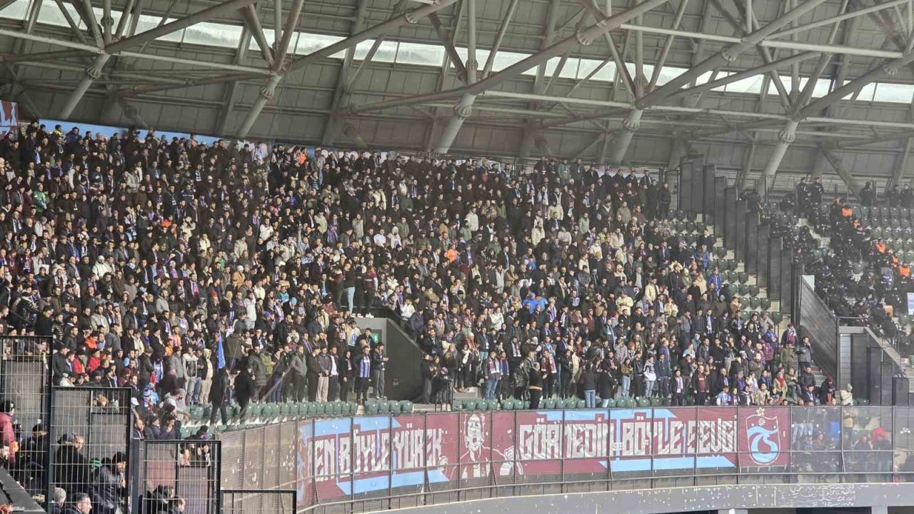Trabzonspor taraftarı, Kocaeli’de takımını yalnız bırakmadı