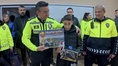 Trafik levhalarını temizleyen duyarlı öğrenciye karne günü anlamlı ziyaret