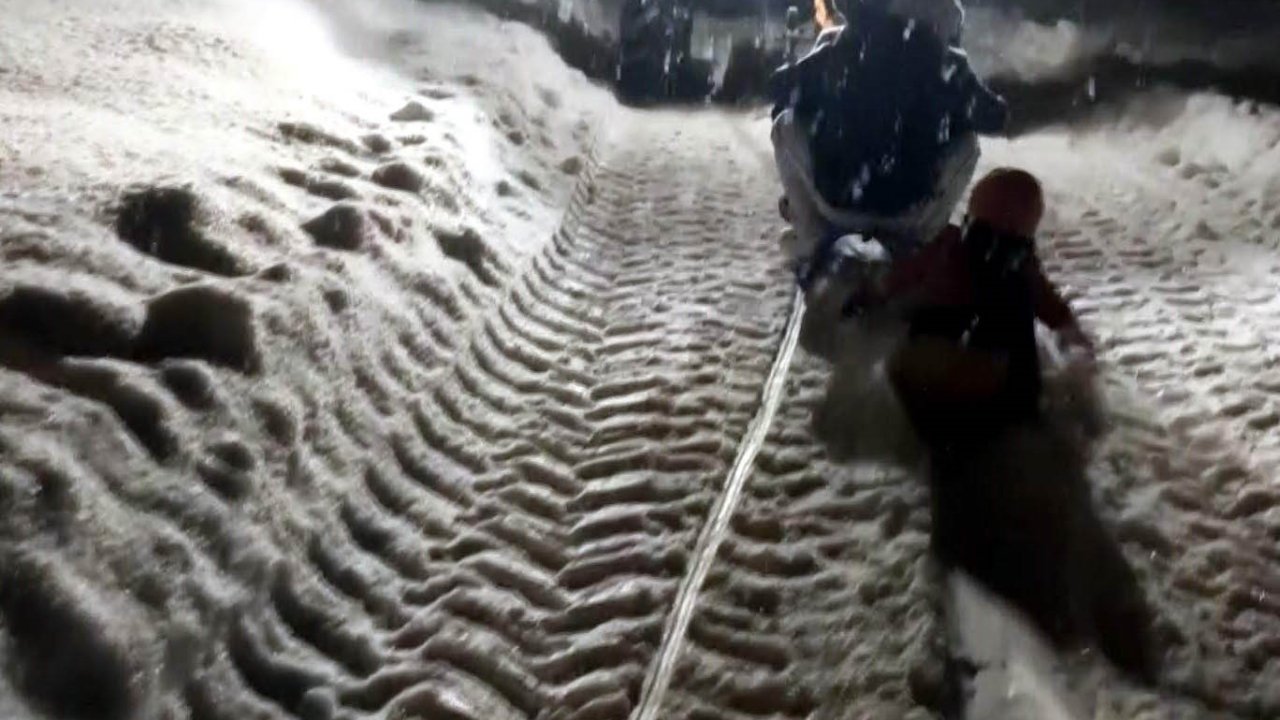 Traktöre bağlanan kızaklarla gün boyu kayak yaptılar