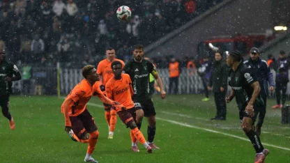 Trendyol Süper Lig: Kocaelispor: 1 - Trabzonspor: 1 (İlk yarı)