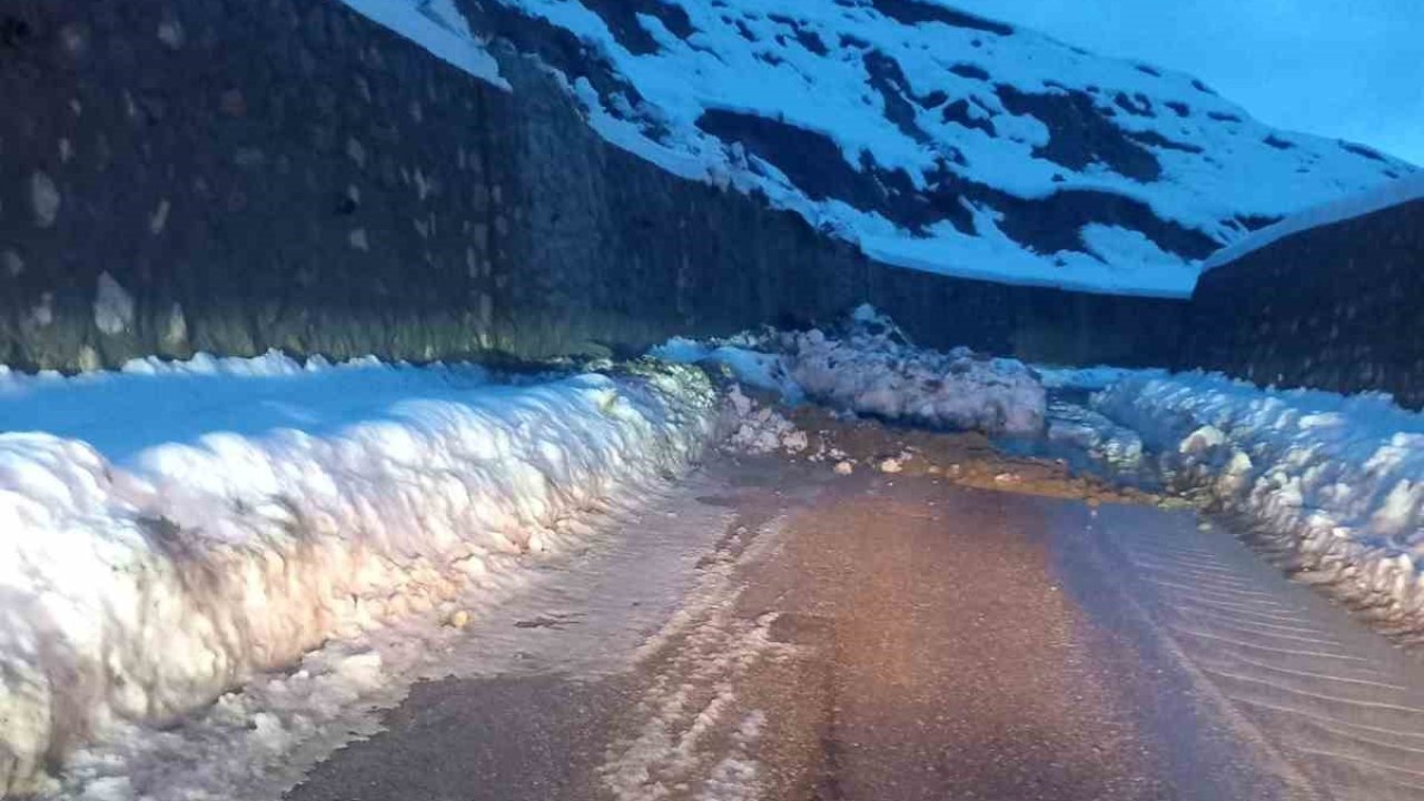 Türkeli’de heyelan: Köy grup yolu ulaşıma kapandı