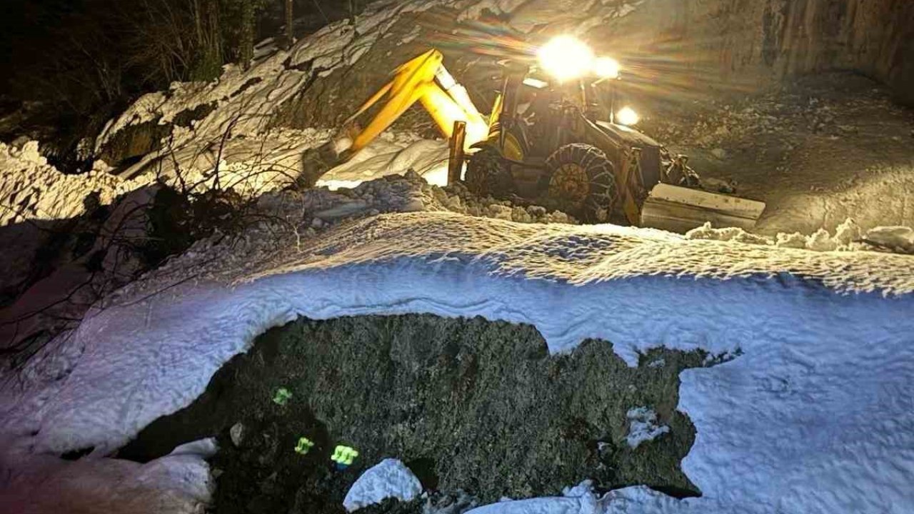 Türkeli’de heyelandan kapanan yol yeniden ulaşıma açıldı