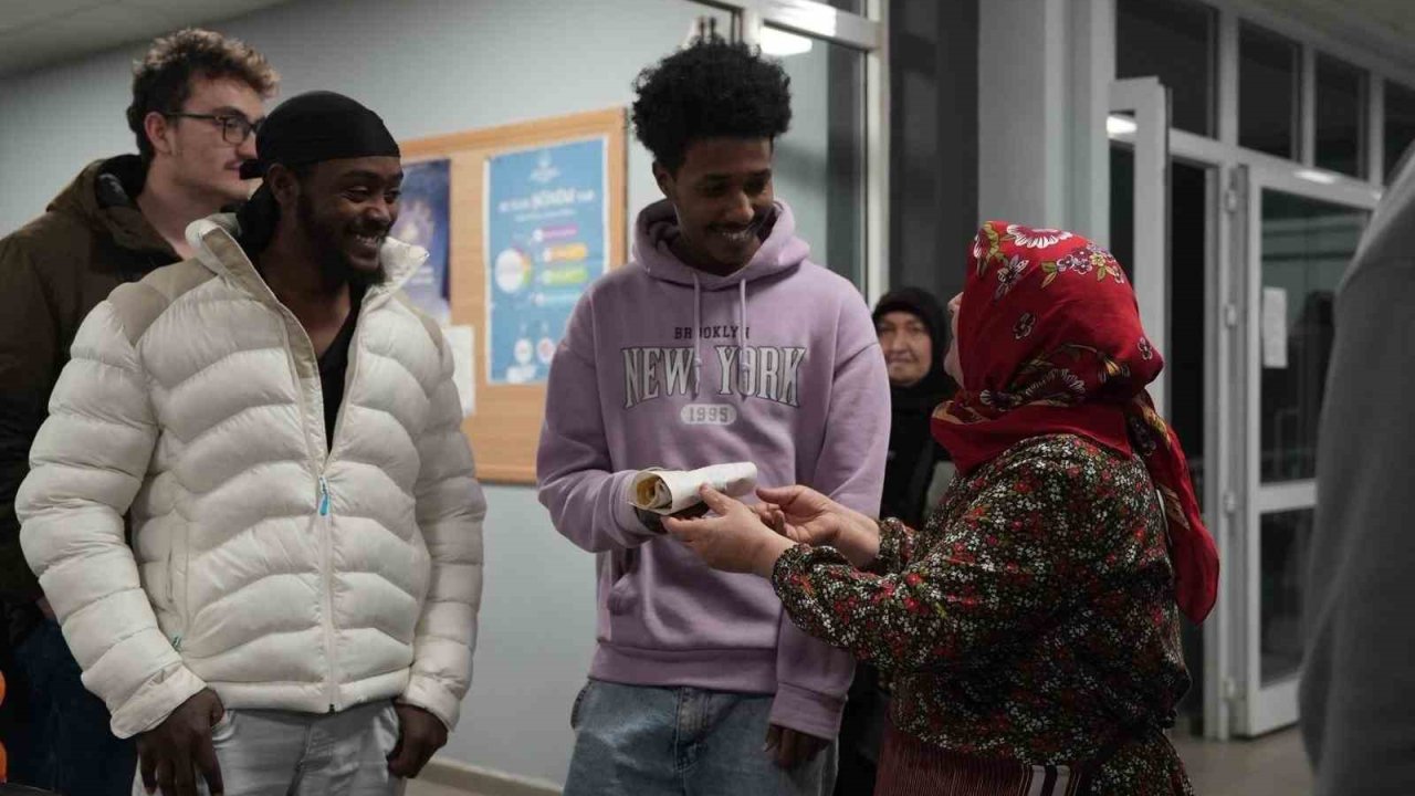 Üniversite öğrencilerine anne eli