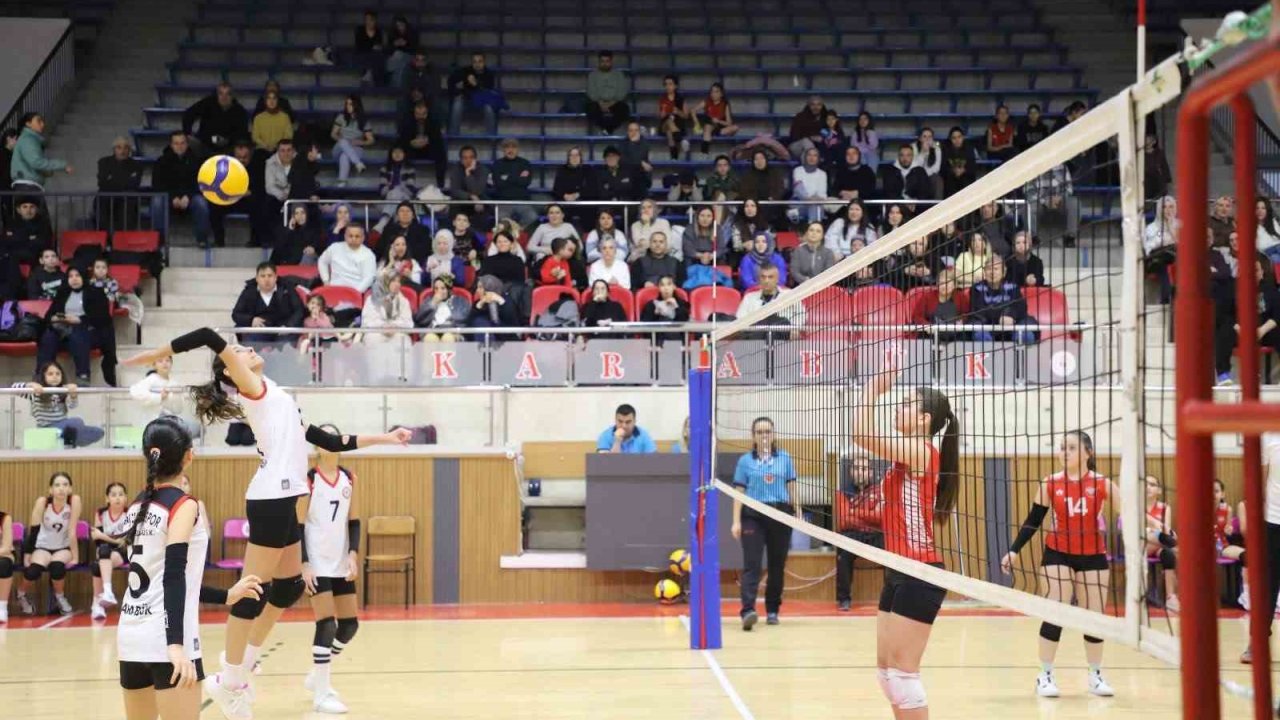 Voleybol Midi Kızlar İl Birinciliği müsabakaları sona erdi