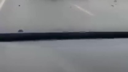 Yağışlı yolda makas atan otomobil tepetaklak oldu