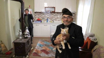 Yanan evinin önünde kedisine sarıldığı fotoğrafla tanınan Ali Meşe vefat etti