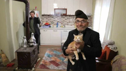 Yanan evinin önünde kedisine sarıldığı fotoğrafla tanınan Ali Meşe vefat etti