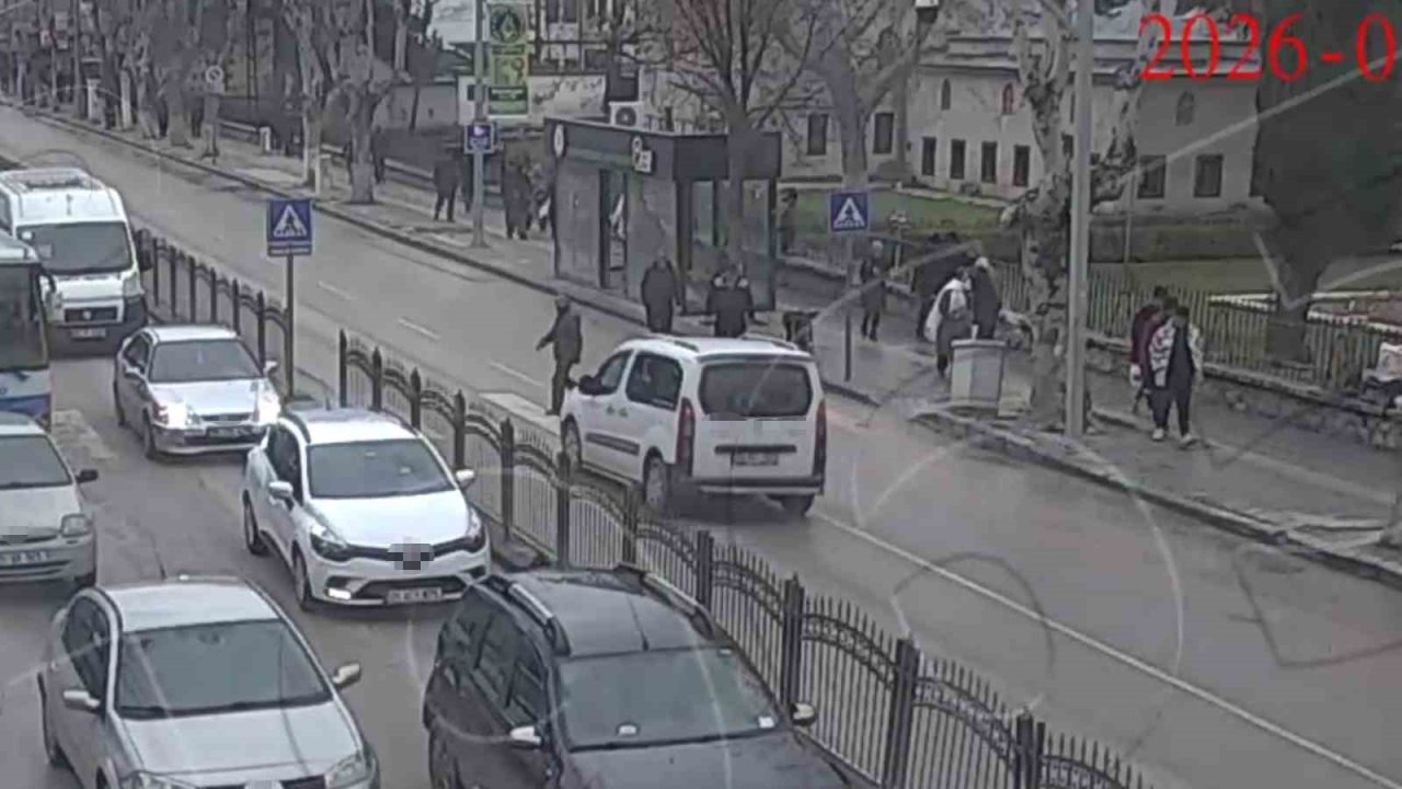 Yaya geçidinden geçerken araç çarptı