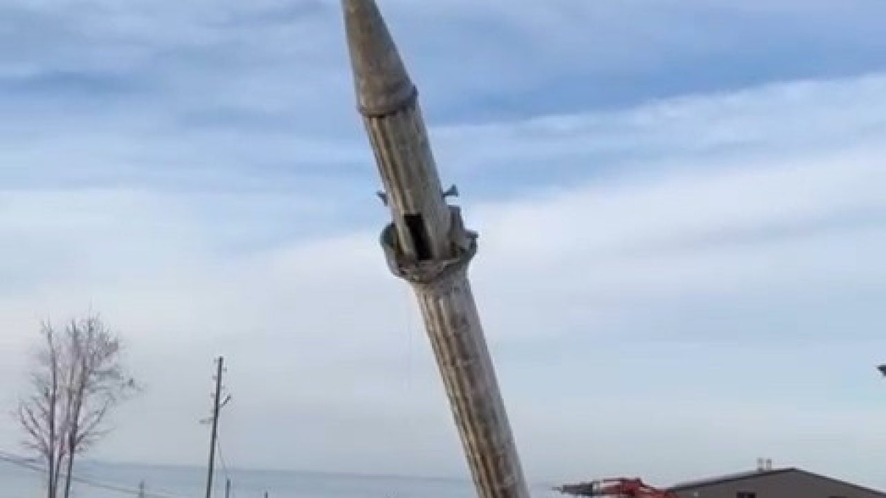 Yenisi yapılınca eski caminin minaresi kontrollü bir şekilde yıkıldı